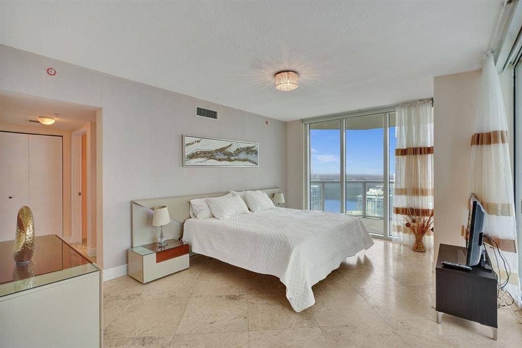 Master bedroom available Oceanfront