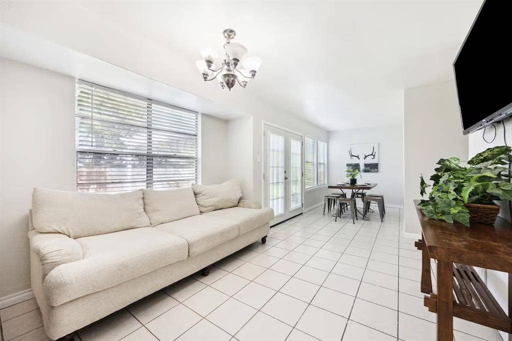 TWIN Bedroom: Immediate move in