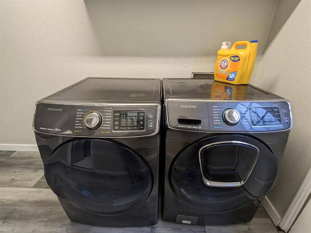 TWIN Bedroom: Immediate move in
