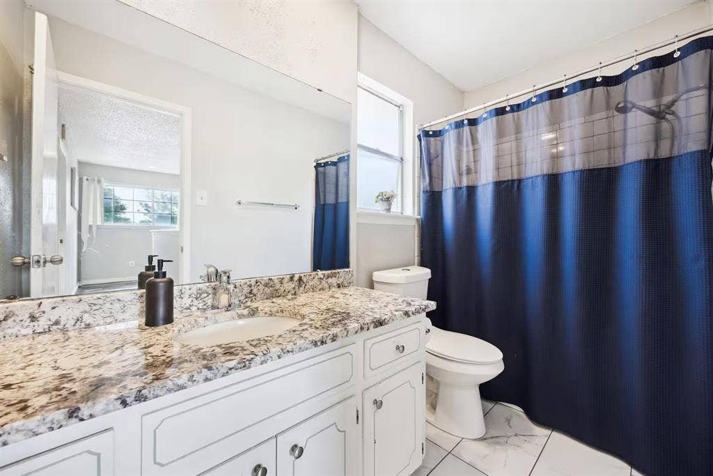 TWIN Bedroom: Immediate move in