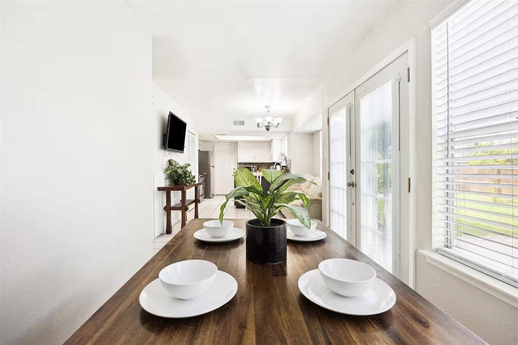 TWIN Bedroom: Immediate move in