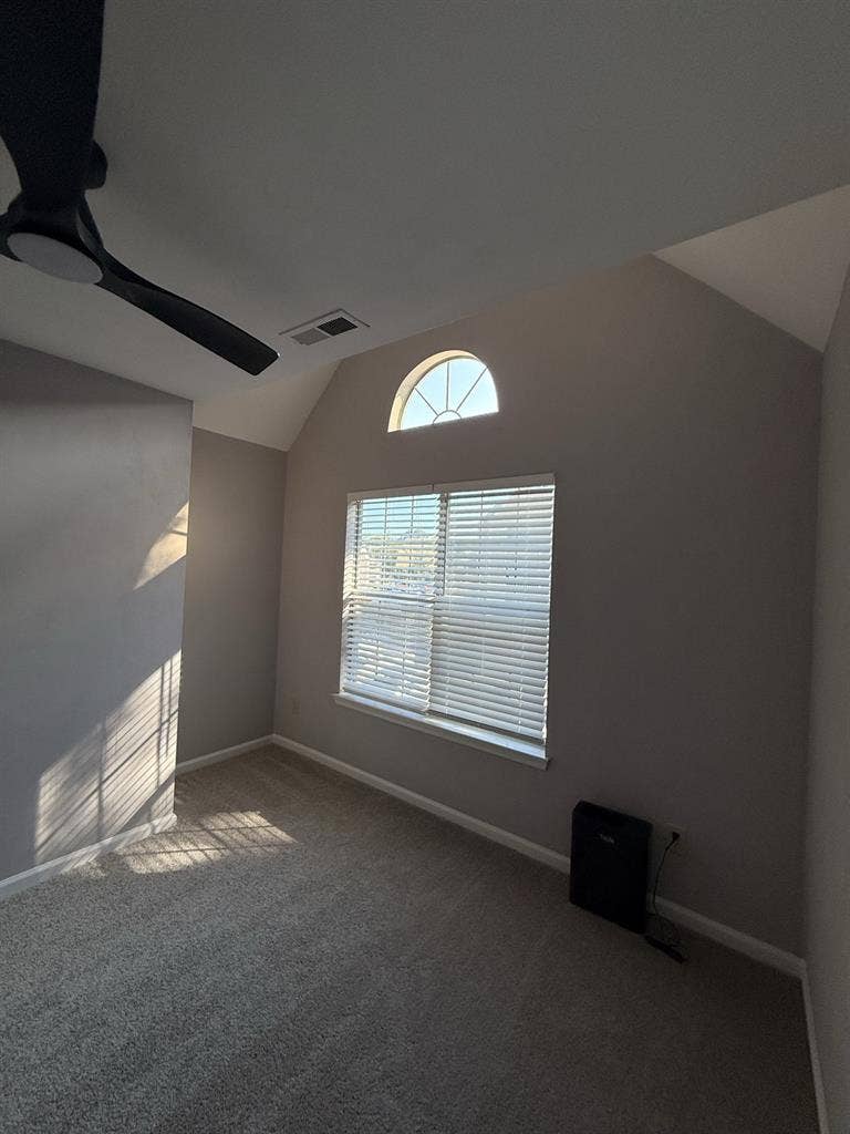1br 1bath msg me on ig-adrunitt