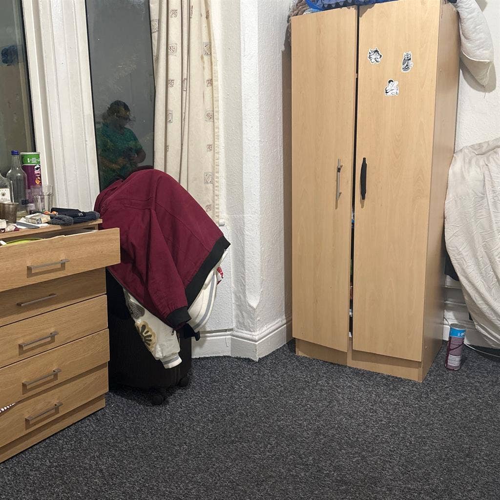 Need a roommate sharing wit with me
