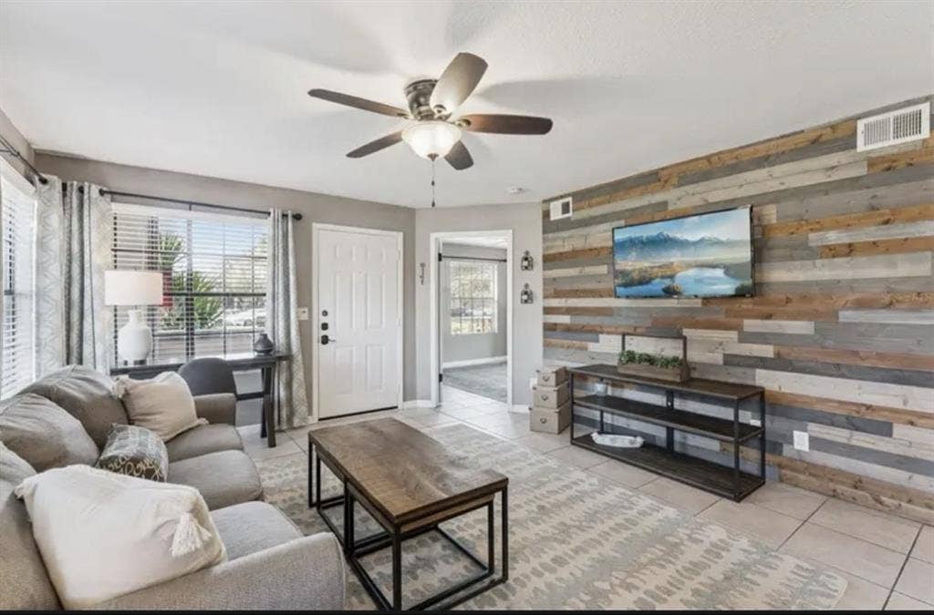 2/1 Condo Room for Rent