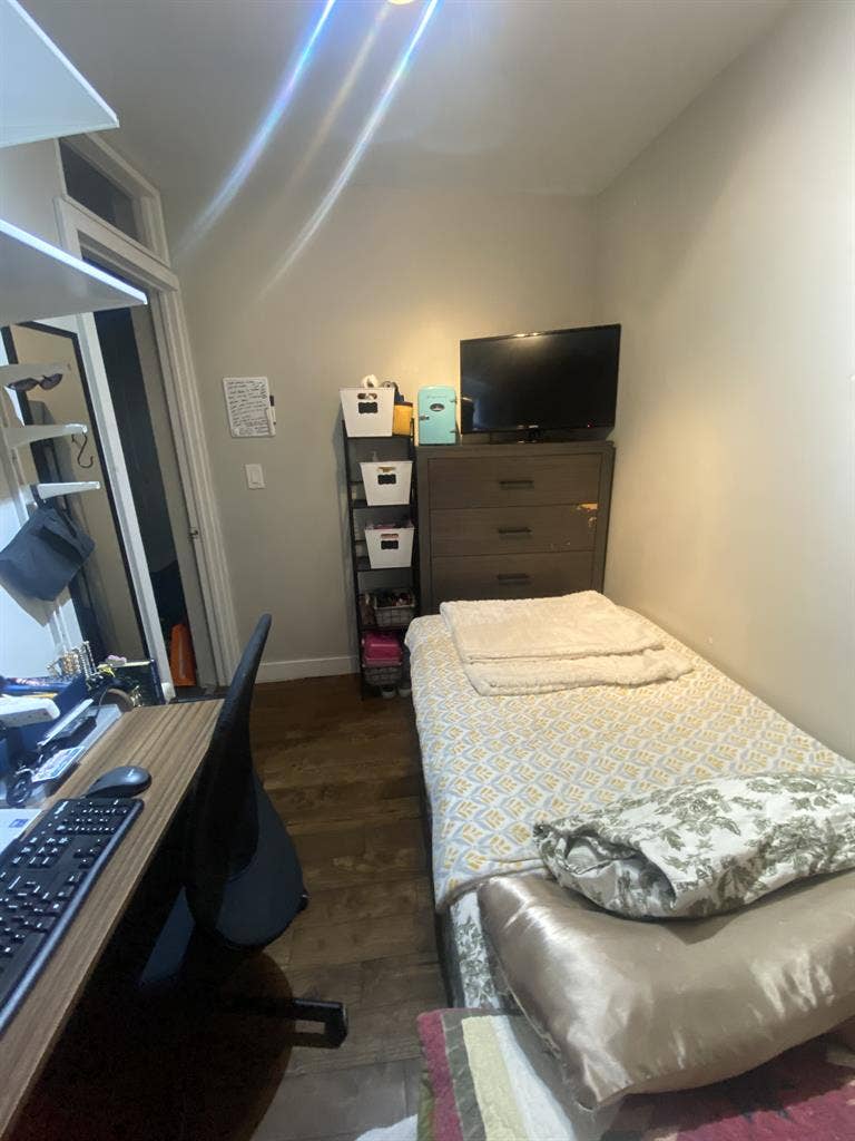 Clean & Cozy South Harlem Room