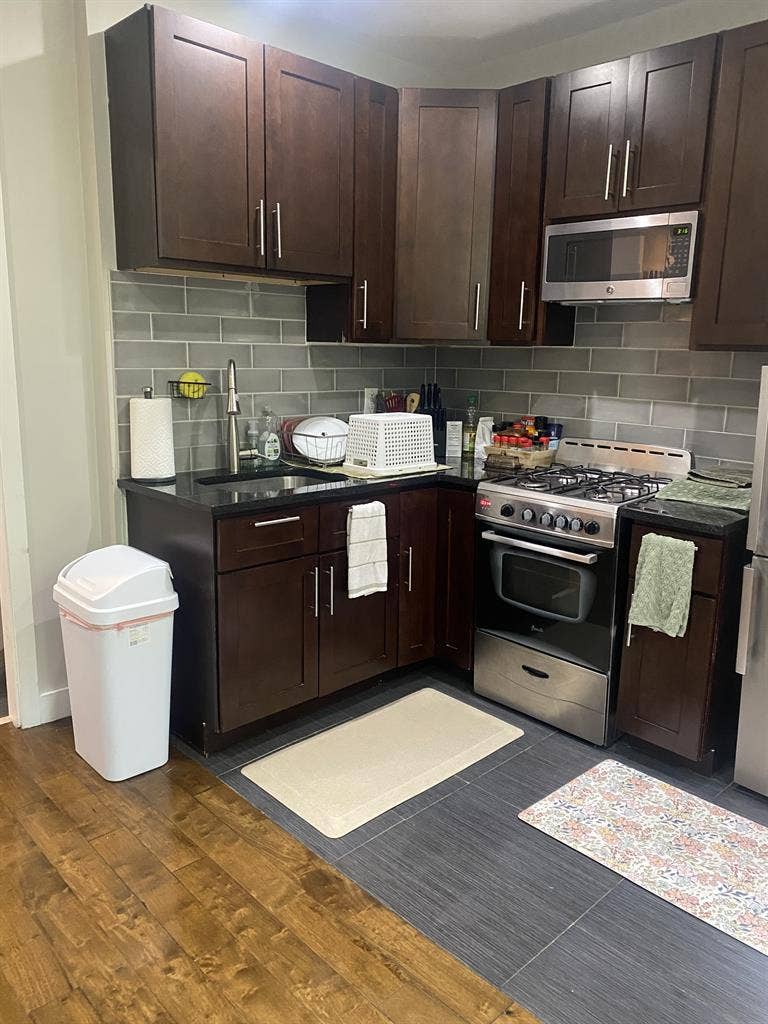 Clean & Cozy South Harlem Room