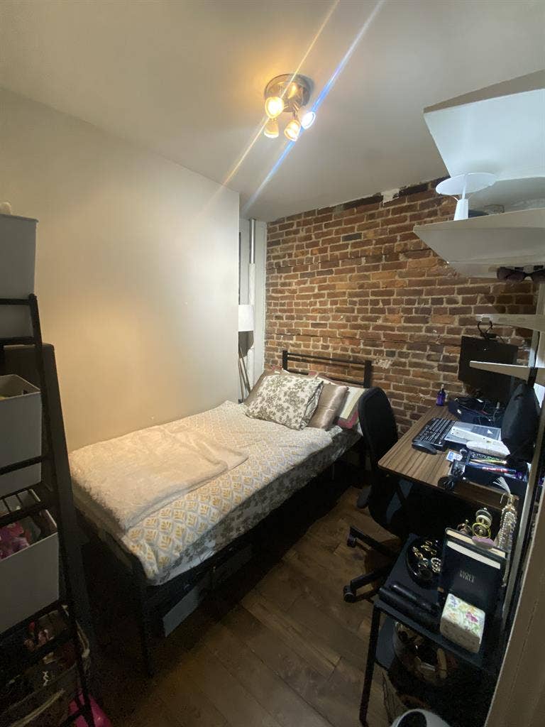 Clean & Cozy South Harlem Room
