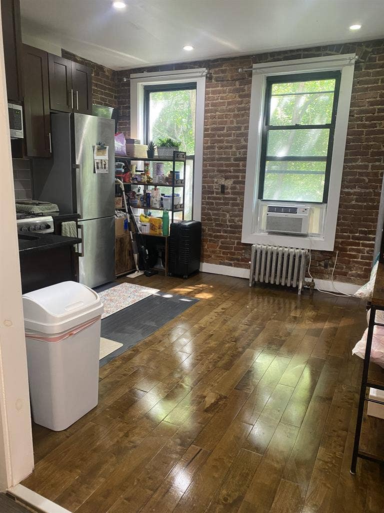 Clean & Cozy South Harlem Room