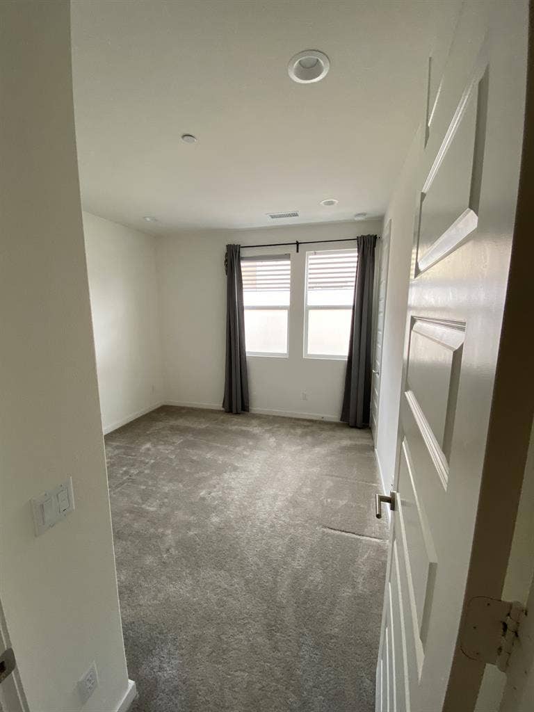 Master bedroom w/ ensuite bathroom