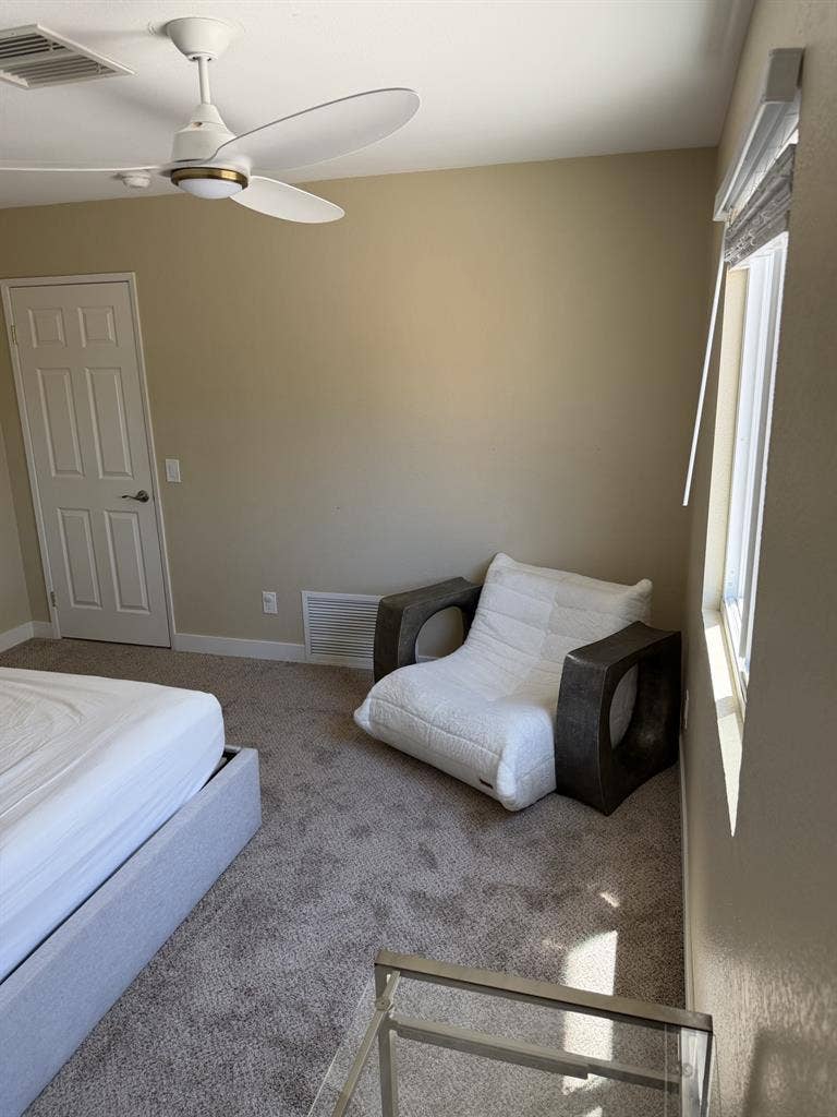 Private room in quiet neighborhood
