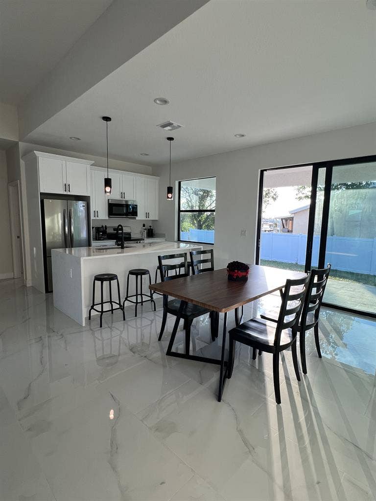 PRIVATE MASTER BEDROOM FOR RENT