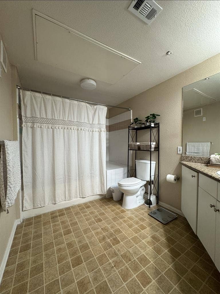 Furnished bedroom/private entrance