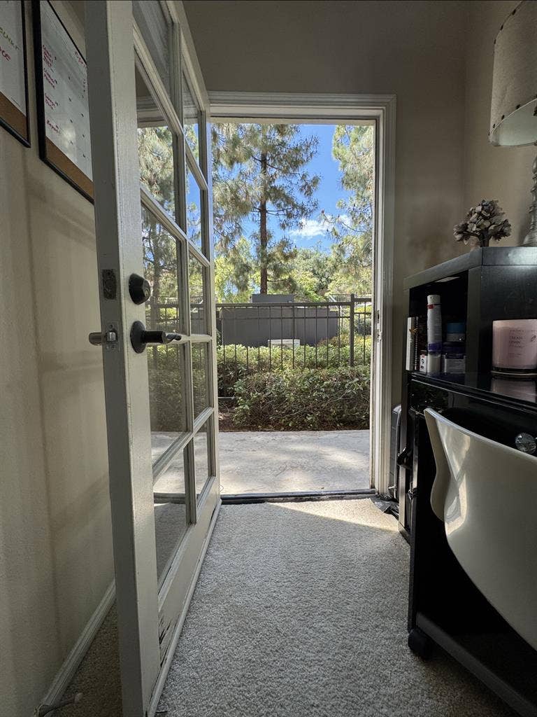 Furnished bedroom/private entrance
