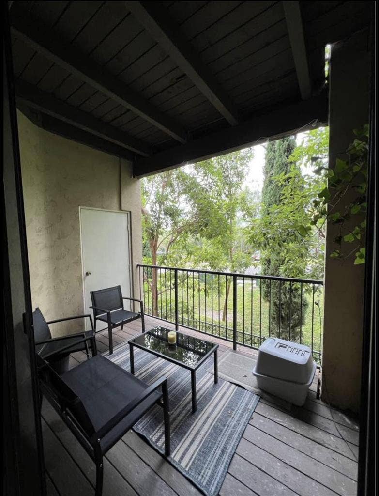 Furnished bedroom/private entrance