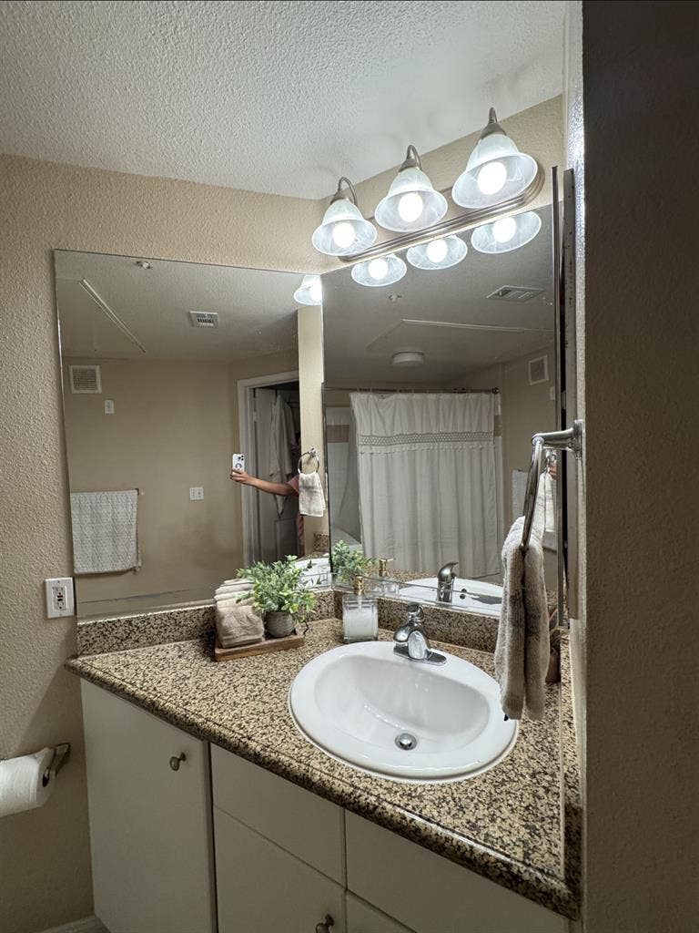 Furnished bedroom/private entrance