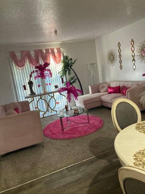  Bedroom w/ private bath available 