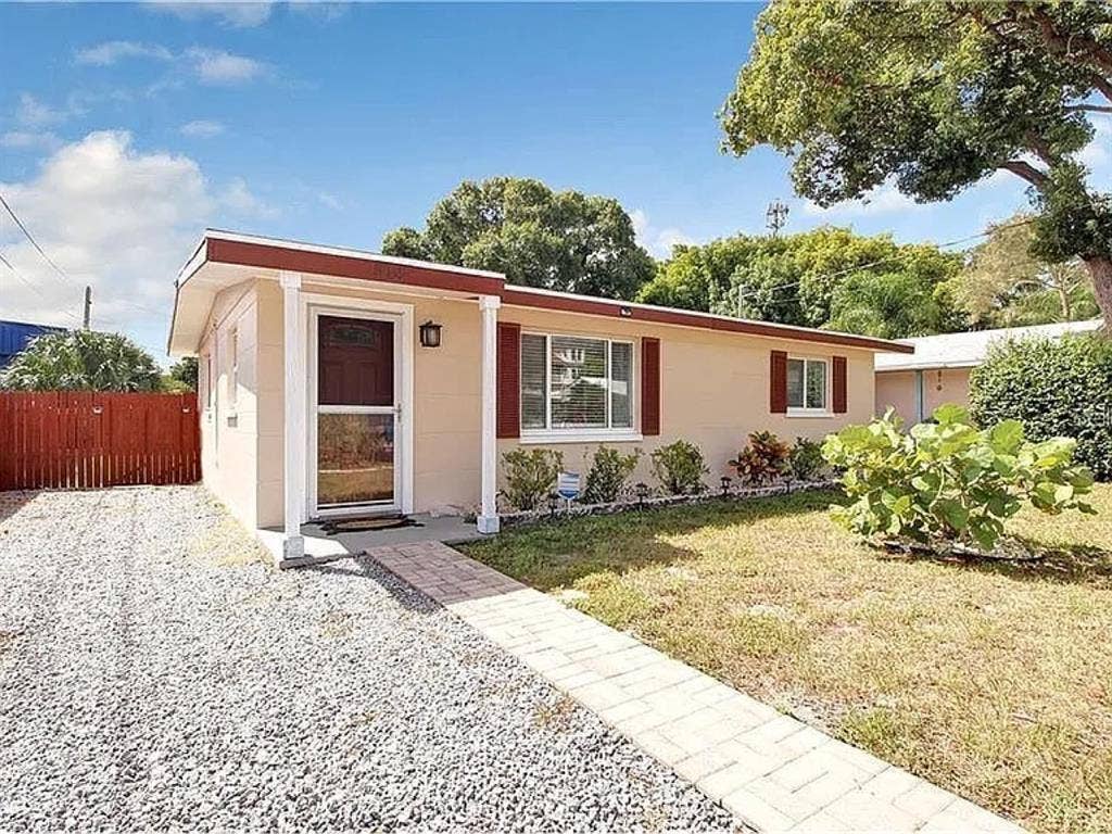 Beautiful 2/1 in Palm Harbor