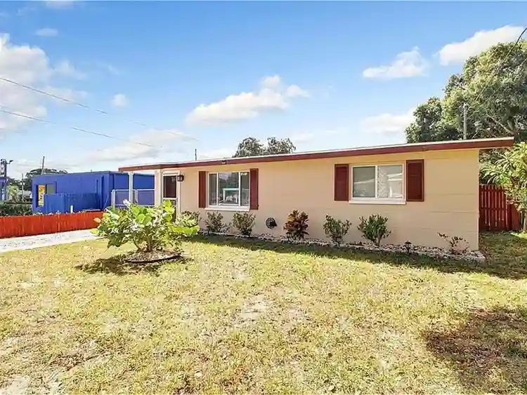 Beautiful 2/1 in Palm Harbor