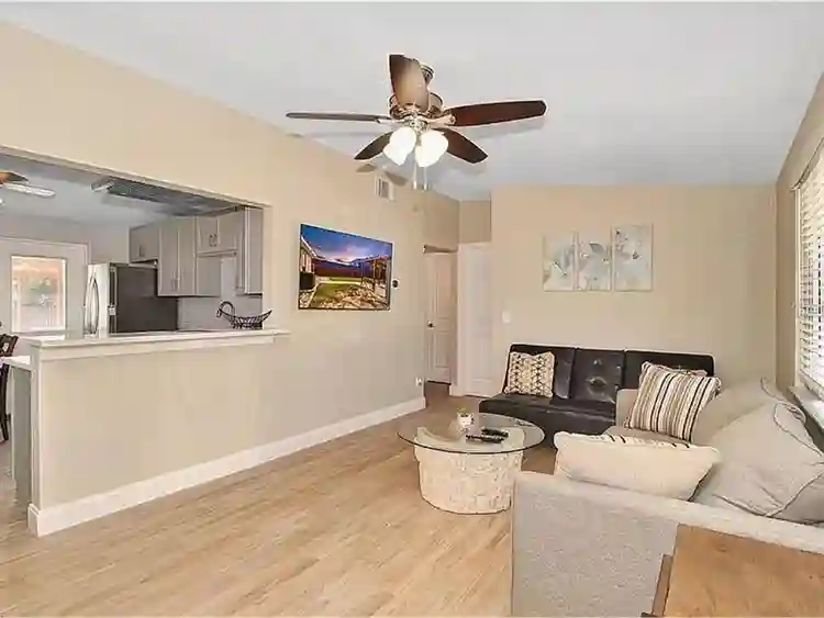 Beautiful 2/1 in Palm Harbor