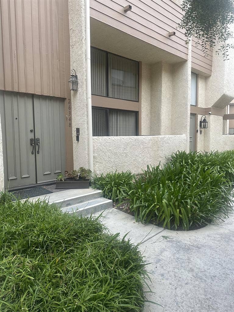 $1595 Beautiful Calabasas Townhome