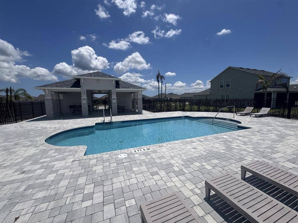 Nice home w/ pool. Females only!
