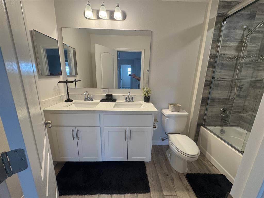 Nice home w/ pool. Females only!