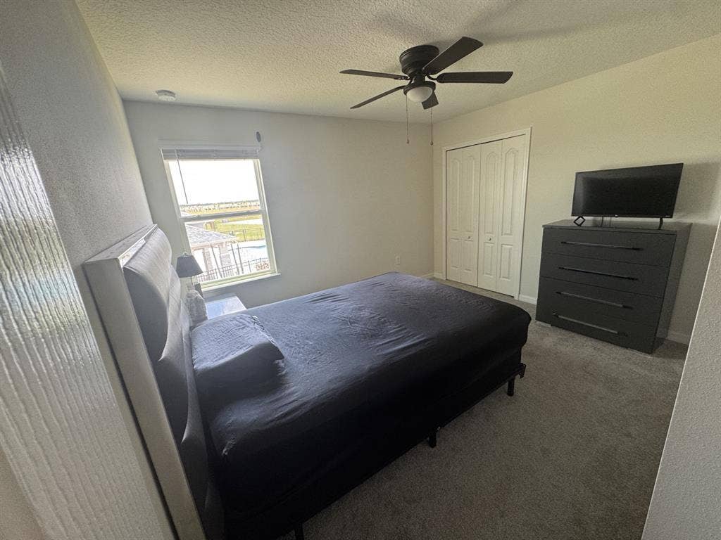 Nice home w/ pool. Females only!