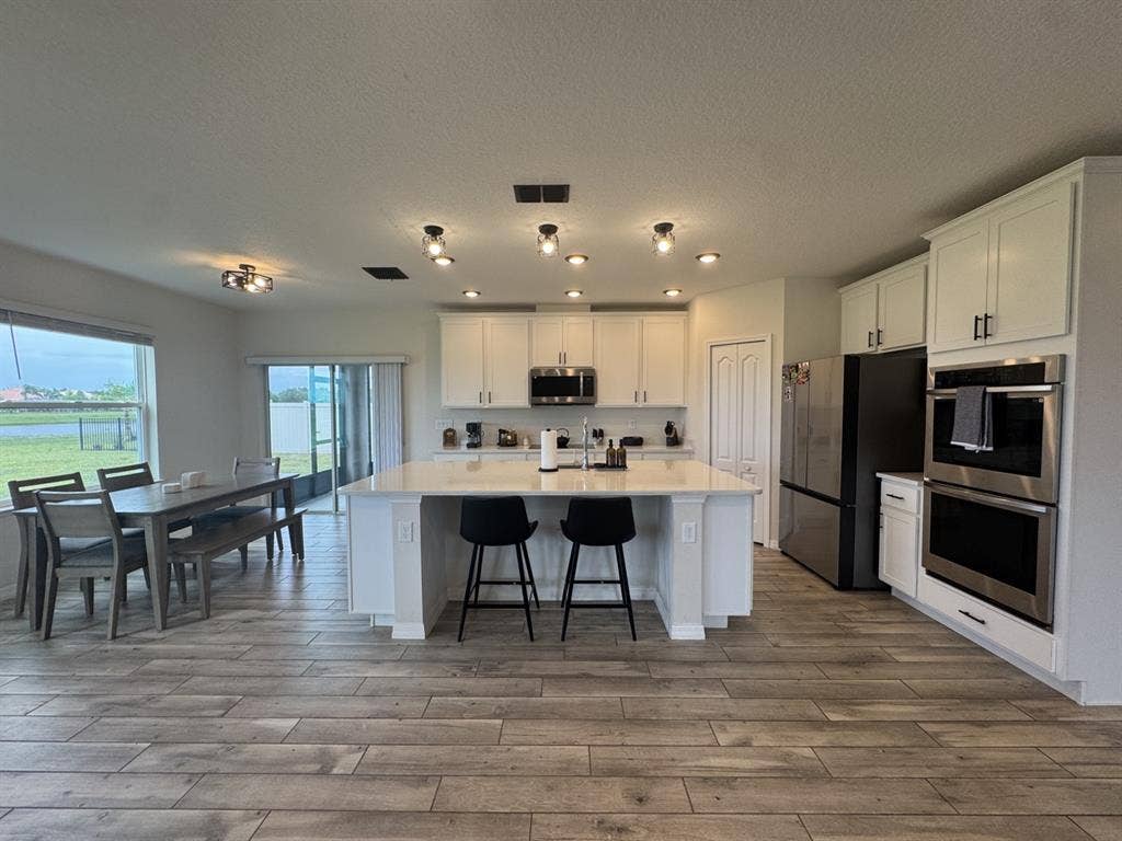 Nice home w/ pool. Females only!
