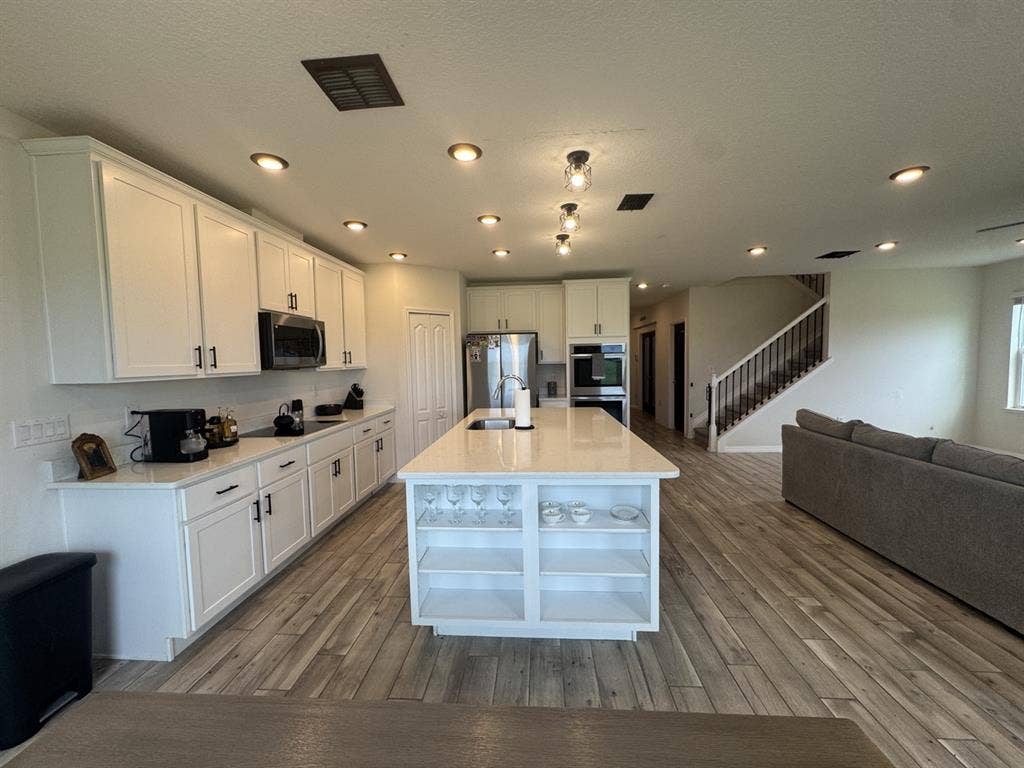 Nice home w/ pool. Females only!