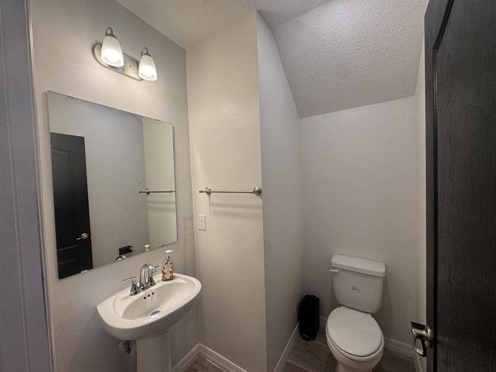 Nice home w/ pool. Females only!