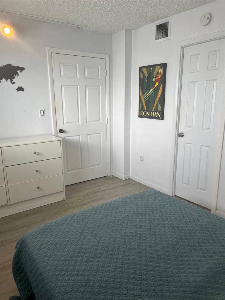 Miami Beach room available!