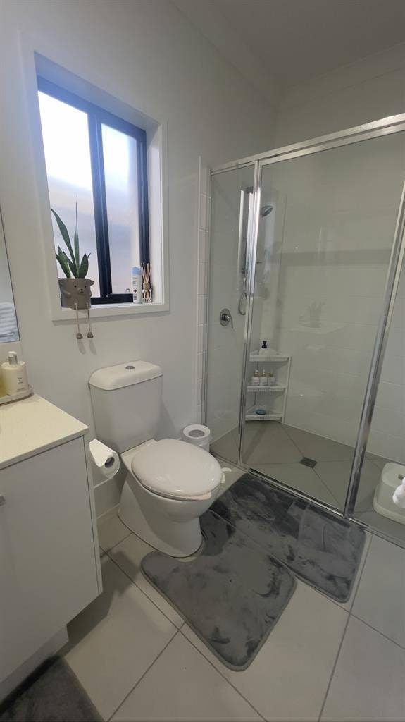 Fully furnished room available now
