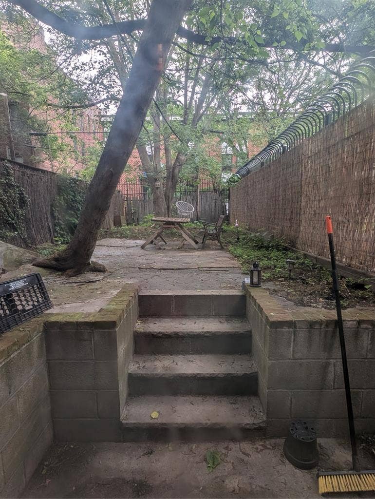 LOOKING FOR TWO ROOMMATES JUNE 1st