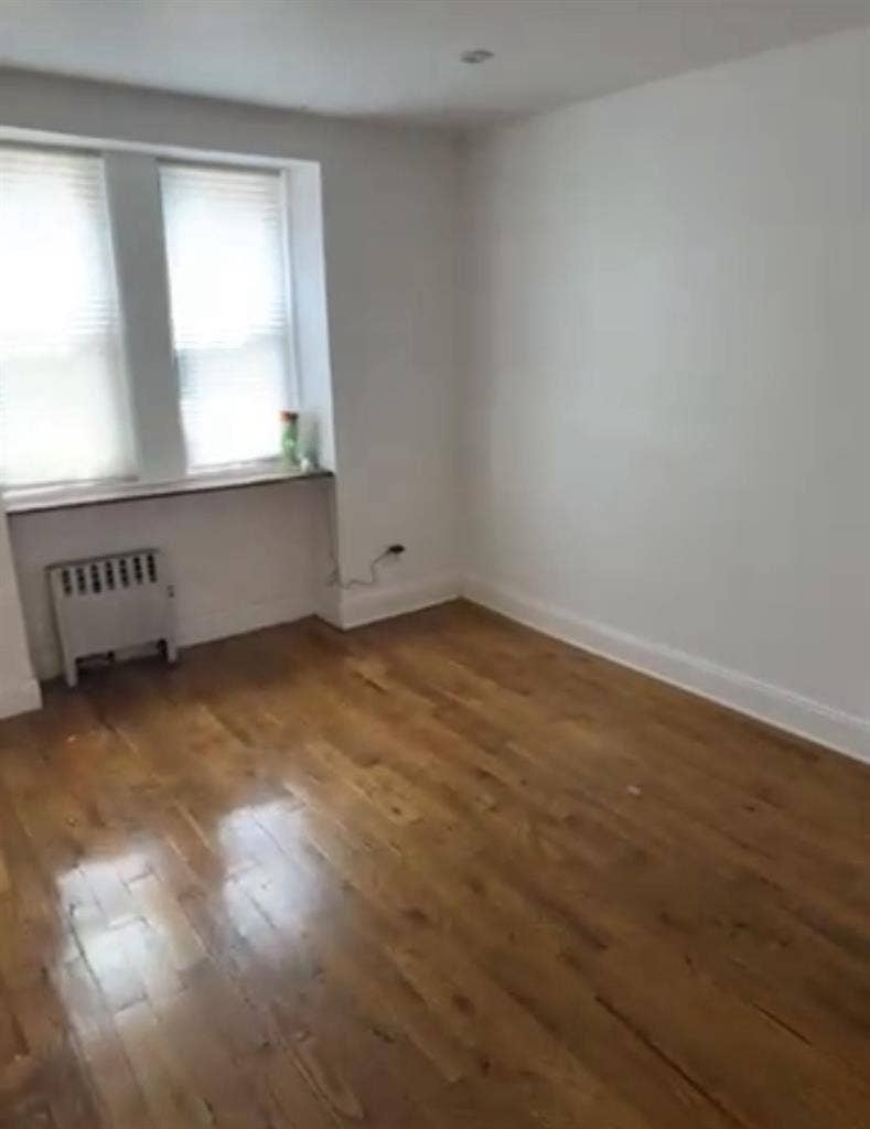 LOOKING FOR TWO ROOMMATES JUNE 1st