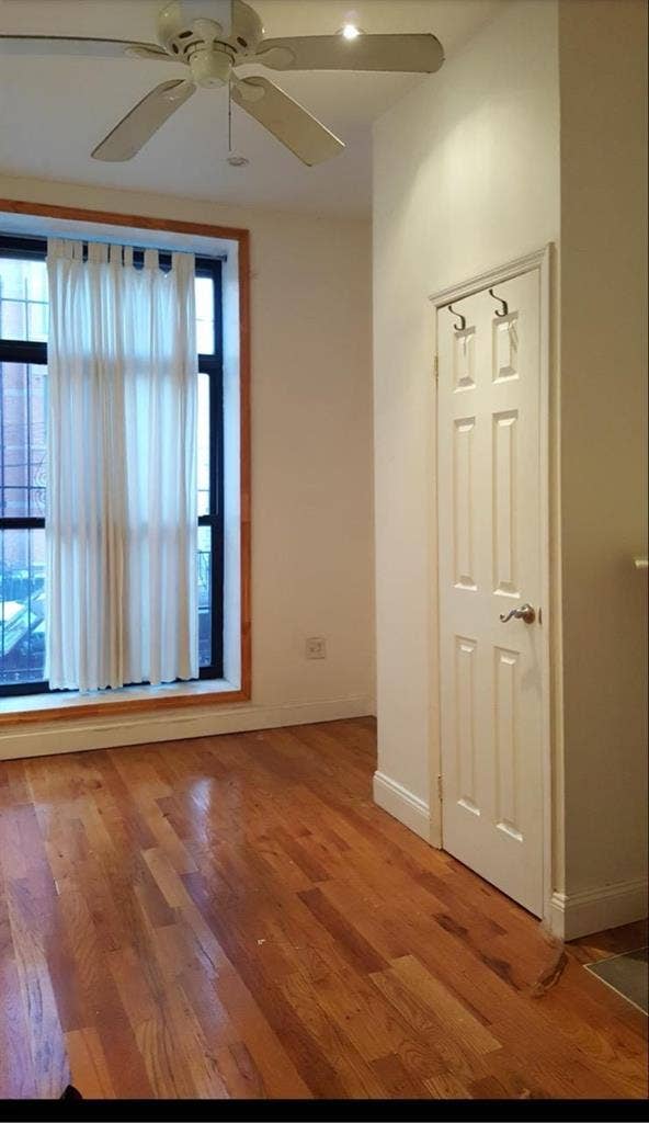 LOOKING FOR TWO ROOMMATES JUNE 1st