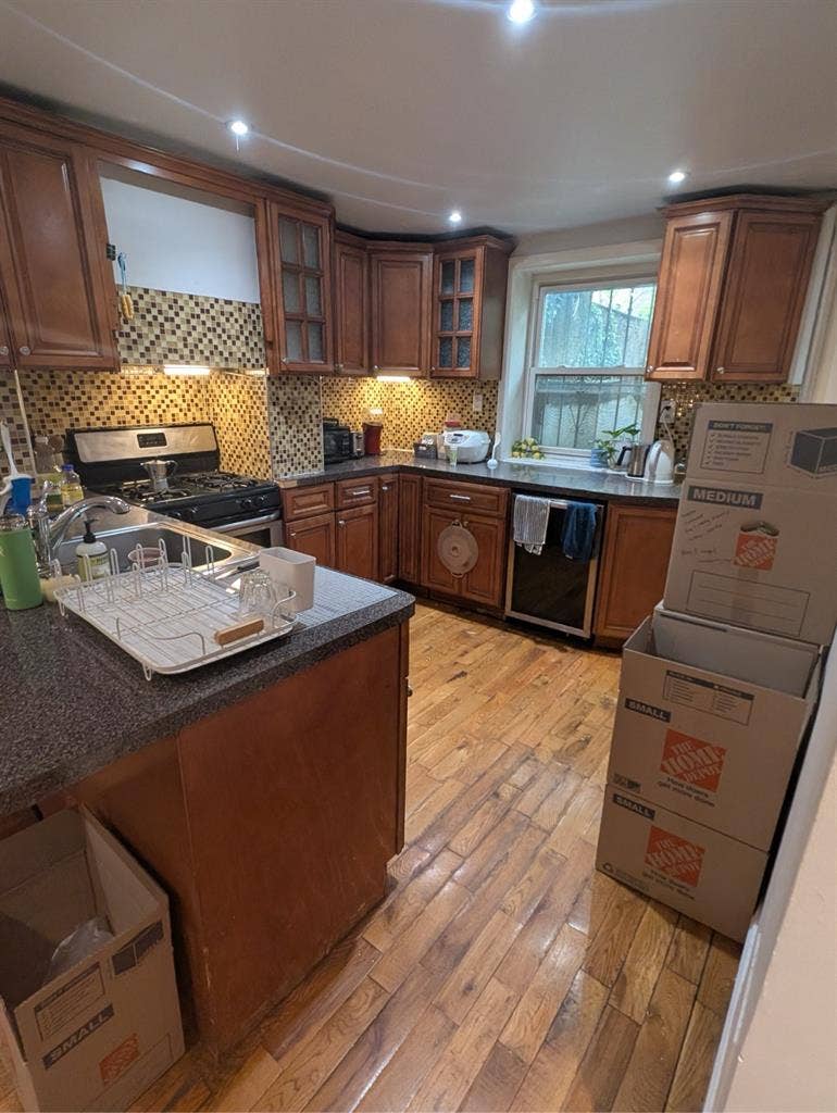 LOOKING FOR TWO ROOMMATES JUNE 1st