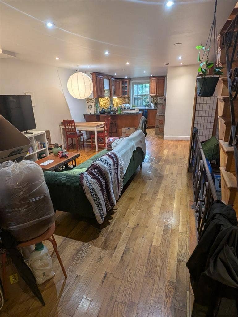 LOOKING FOR TWO ROOMMATES JUNE 1st