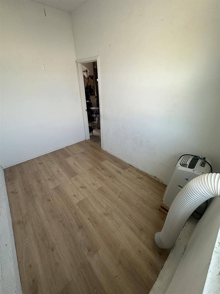 Small room for rent
