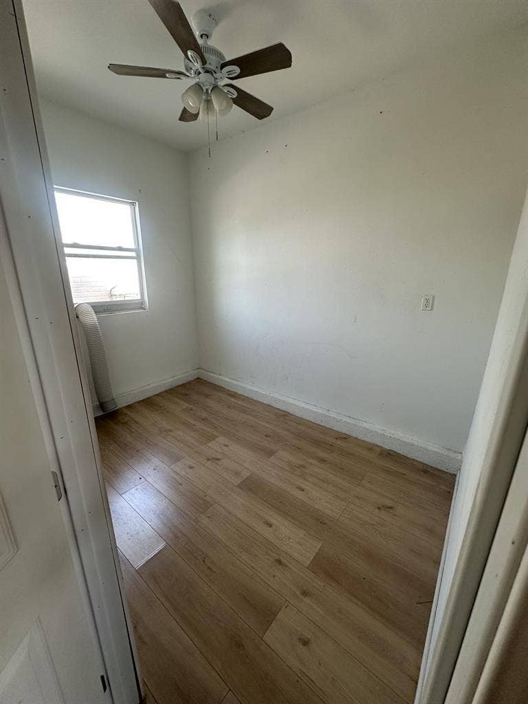 Small room for rent