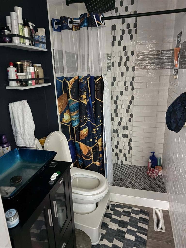 Hendersonville 1 room available