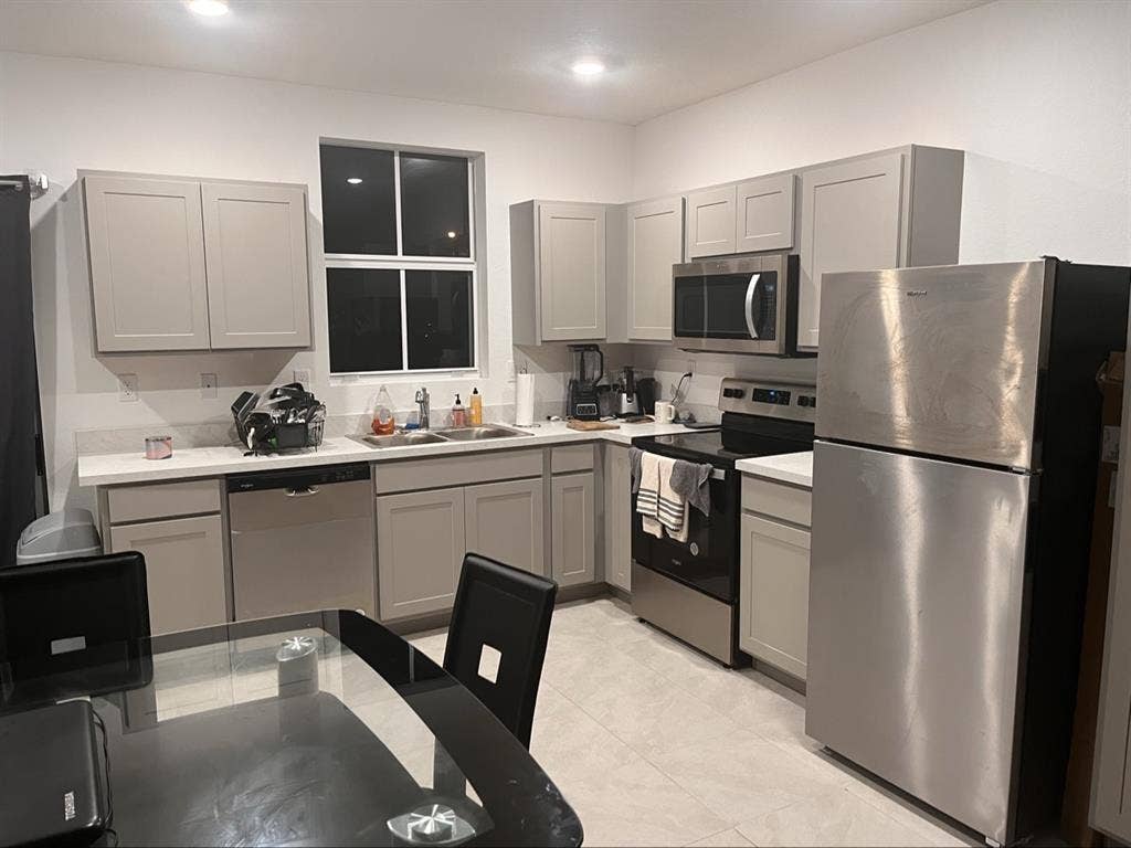Room available in new townhouse.