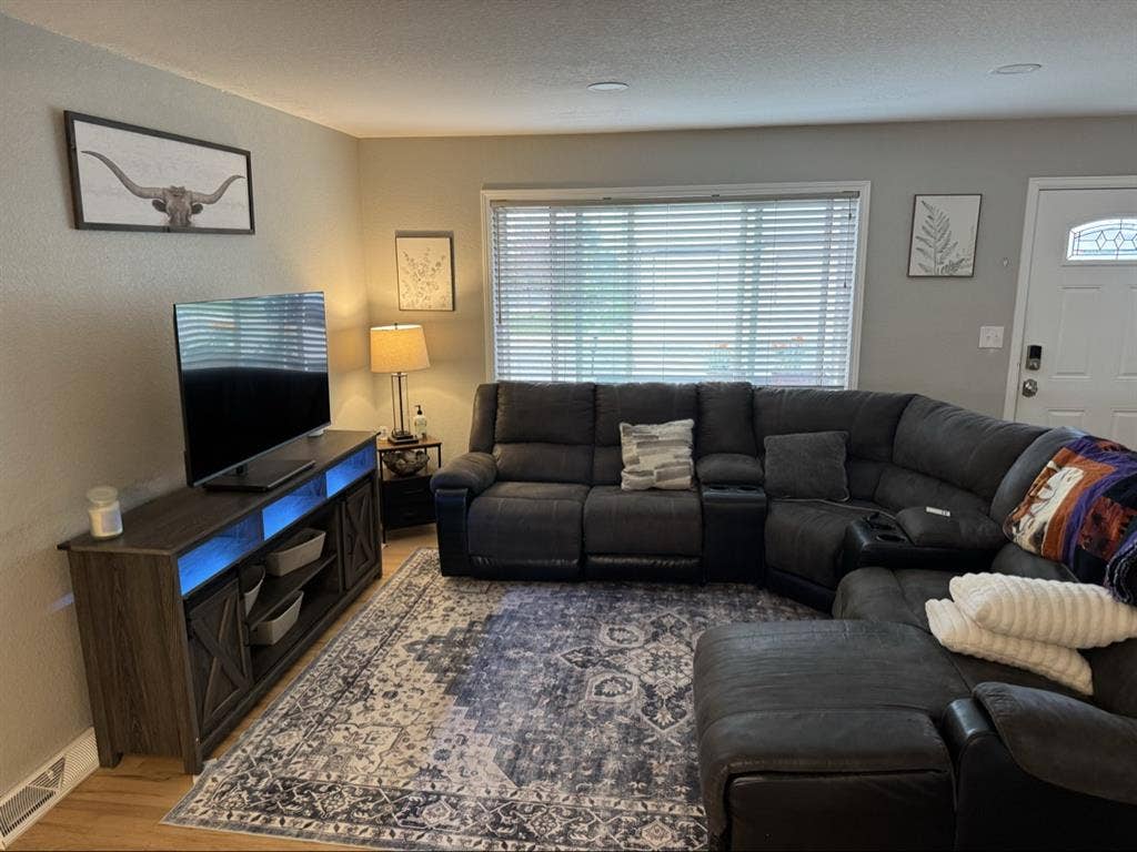 Rooms for Rent in Englewood!