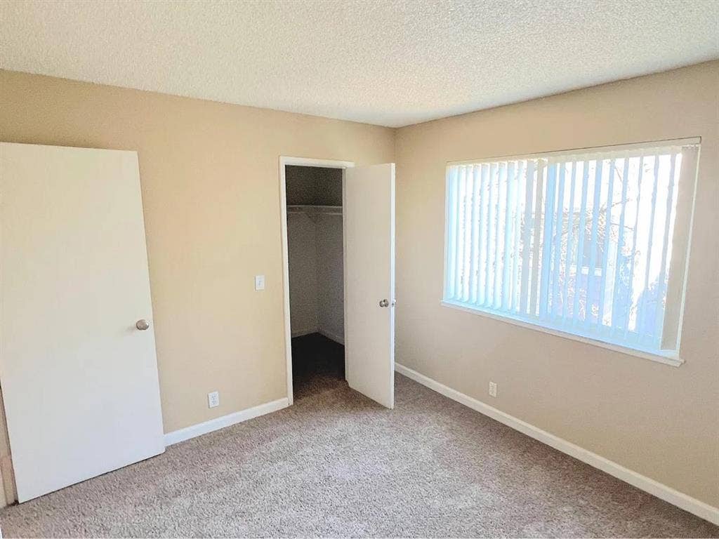Spacious bedroom + 1bath available
