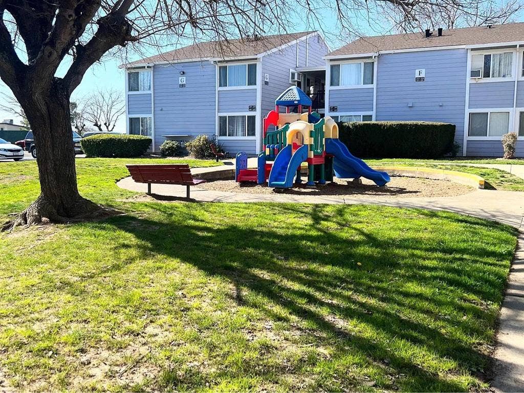 Spacious bedroom + 1bath available