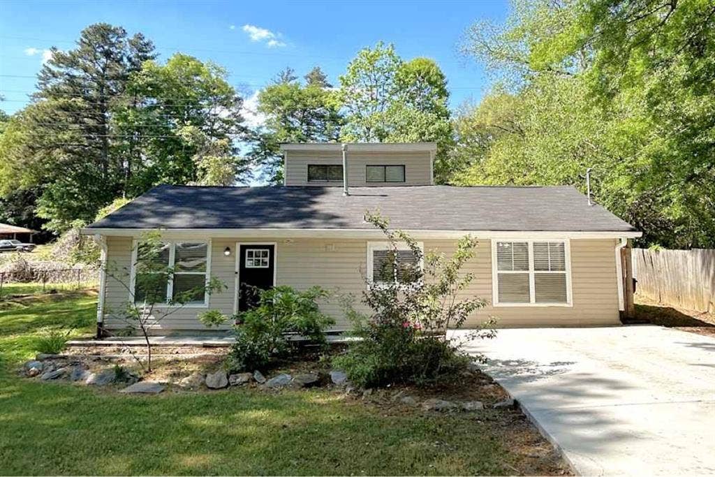 3 BR/2 BA HOME AVAILABLE FOR RENT!!
