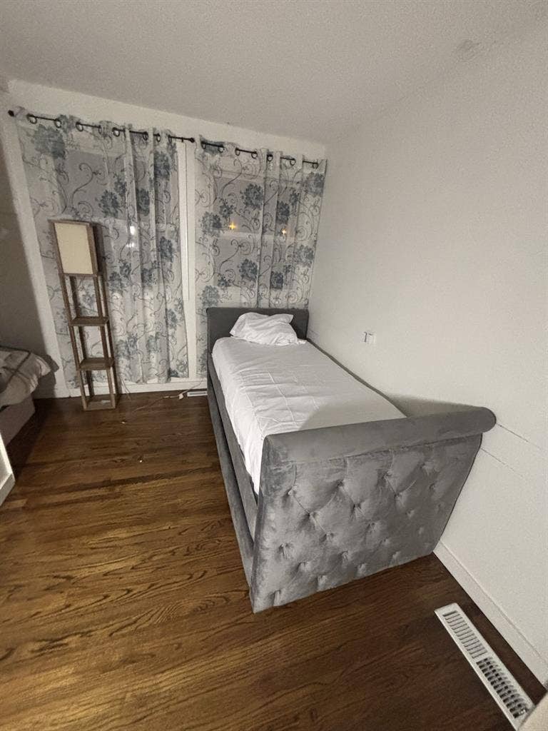 Modern rooms for rent 4 available