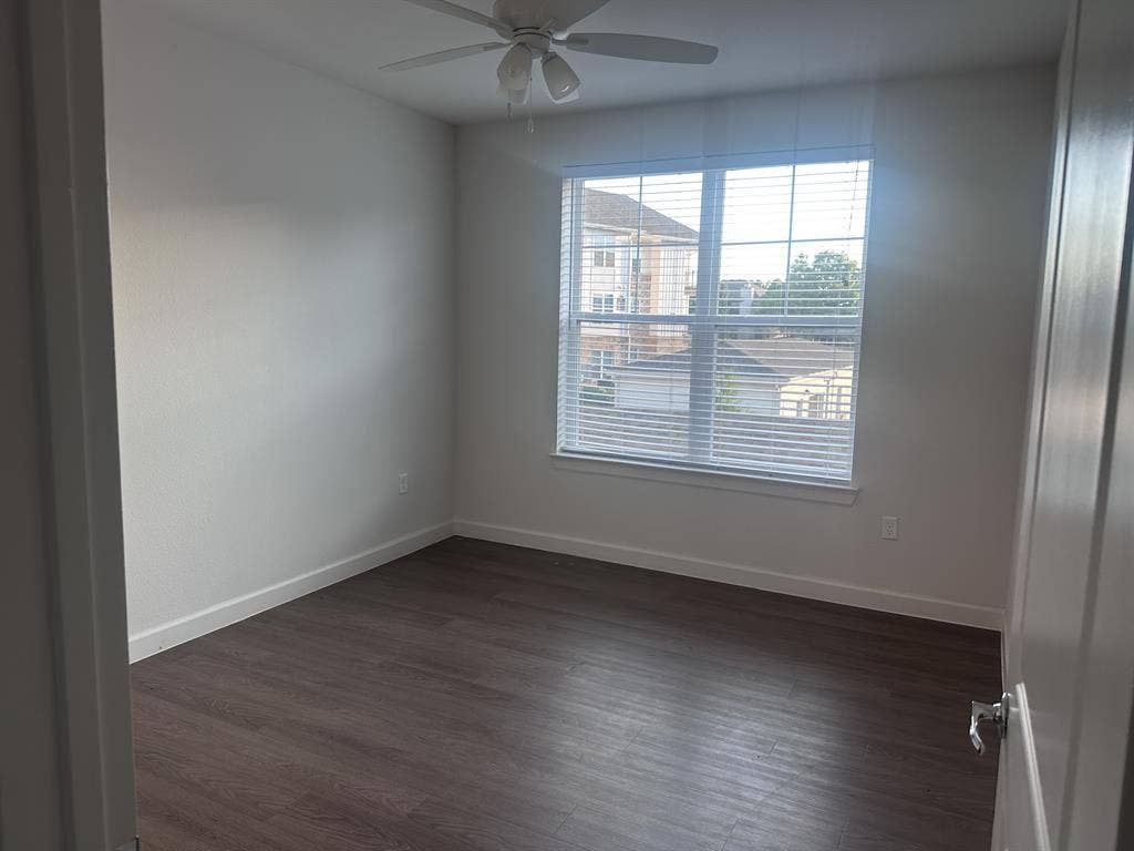 2B2B 1300SQFT looking 4 1 roommate