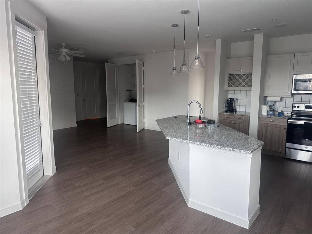 2B2B 1300SQFT looking 4 1 roommate