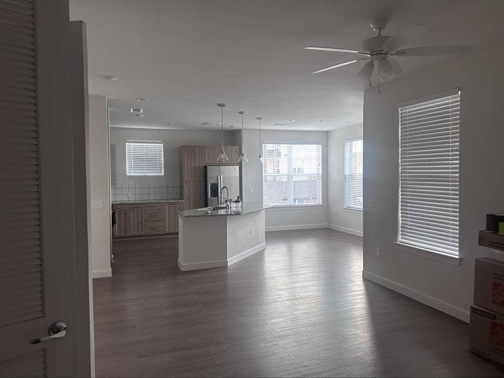 2B2B 1300SQFT looking 4 1 roommate
