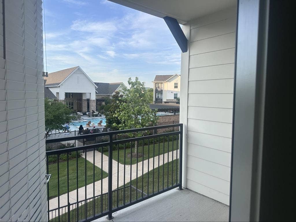 2B2B 1300SQFT looking 4 1 roommate